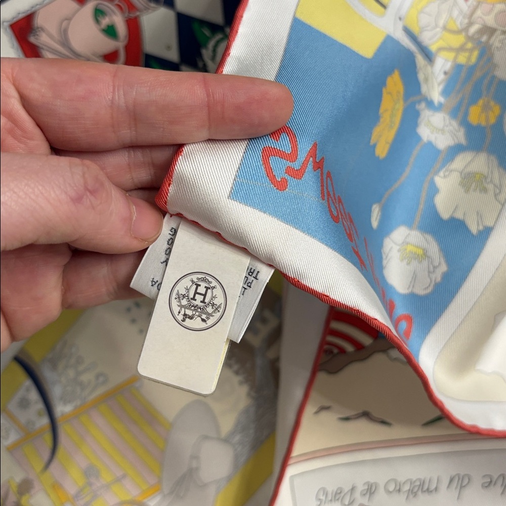 Brand new Hermes scarf 90 on est bien - Picture 7 of 7